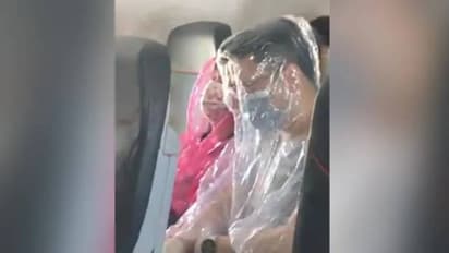 കൊറോണയെ പേടിച്ച് പ്ലാസ്റ്റിക്കുകൊണ്ട് ശരീരം മൂടി വിമാനയാത്രികര്‍; വീഡിയോ