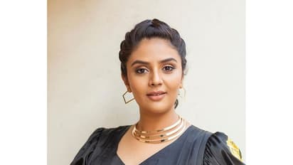 హాట్ నెస్ డోస్ పెంచిన శ్రీ ముఖి (వైరల్ పిక్స్)