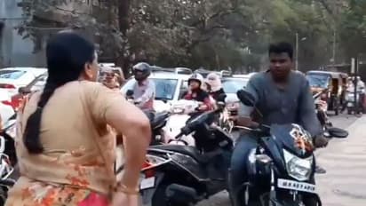 ಫುಟ್ಪಾತ್ ಮೇಲೆ ವಾಹನ ಚಲಾಯಿಸುವವರ ಚಳಿ ಬಿಡಿಸಿದ ಮಹಿಳೆ!