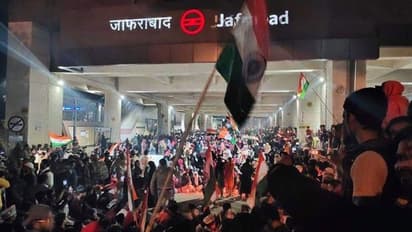 సీఏఏ రగడ: ఢిల్లీలో రాళ్లు రువ్వుకున్న నిరసనకారులు, మెట్రో స్టేషన్ మూసివేత