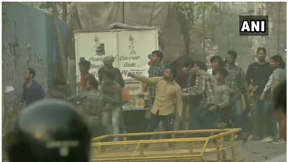 ജഫ്രബാദില് സിഎഎ അനുകൂലികളും സമരക്കാരും തമ്മില് കല്ലേറ്, ദില്ലിയില് ലാത്തിചാര്ജ്; അലിഗഢിലും സംഘര്ഷാവസ്ഥ