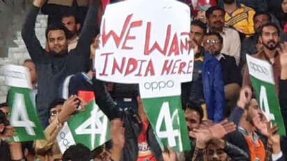 టీమిండియాతో మ్యాచ్ కావాలి: మ్యాచ్ మధ్యలో పాక్ అభిమానుల గోల