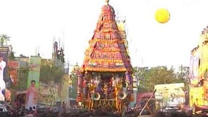 అమరావతిలో రథోత్సవం: రాజధాని ప్రజల ఆందోళన, రైతును ఢీకొన్న వైసీపీ ఎంపీ కారు