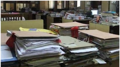 ഉമിനീര് ഉപയോഗിച്ച് ഫയലിന്റെ പേജുകൾ മറിക്കരുത്; പുതിയ നിർദ്ദേശവുമായി ഉത്തർപ്രദേശ് സർക്കാർ