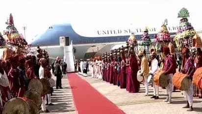 விமான நிலையத்தில் வந்த உடன் ஆச்சரியத்தில் உறைந்த ட்ரம்ப்..!! வரவேற்பால் உள்ளம் குளிர்ந்தார்...!!