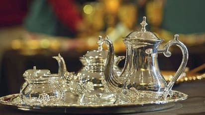 ട്രംപും കുടുംബവും അത്താഴം കഴിക്കുന്നത് സ്വര്ണ്ണത്തളികകളില്, ഉണ്ടാക്കിയത് മൂന്നാഴ്ച കൊണ്ട്!