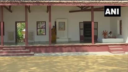 సబర్మతి ఆశ్రమంలో రాట్నం తిప్పిన ట్రంప్ దంపతులు