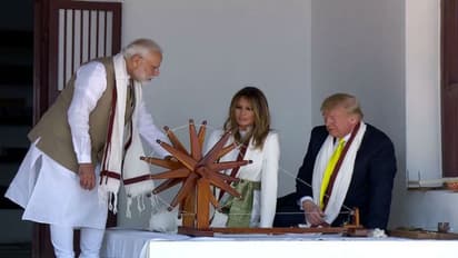 মোদীকে পাশে নিয়ে চরকা কাটলেন ট্রাম্প, ঘুরে দেখলেন সবরমতী আশ্রম