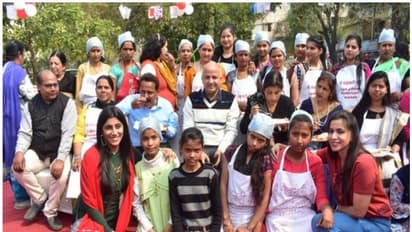 നായ പരാമർശം; ആർത്തവമുള്ള സ്ത്രീകൾ ഒരുക്കിയ സദ്യ കഴിക്കാനെത്തിയത് സിസോദിയ അടക്കമുള്ള പ്രമുഖർ