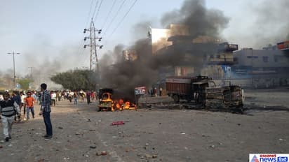 సీఏఏ ఆందోళనల్లో హింస, రాళ్లదాడి.. కానిస్టేబుల్ మృతి