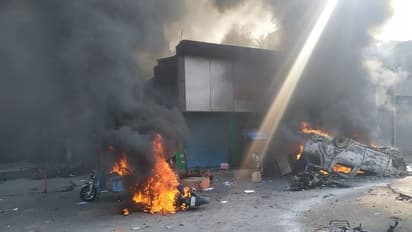 ট্রাম্প আসার দিনই অগ্নিগর্ভ দিল্লি, প্রাণ হারালেন কনস্টেবল, জ্বলল বাড়ি-দমকলের গাড়ি