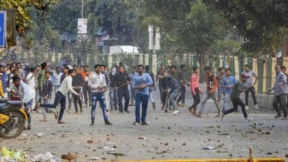 டெல்லியில் துப்பாக்கிச்சூடு பயங்கர வன்முறை... தலைமைக் காவலர் உயிரிழப்பால் உச்சக்கட்ட பதற்றம்..!