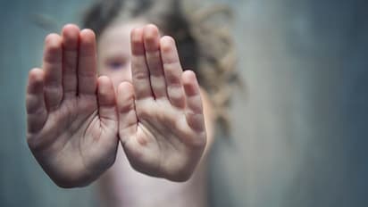 தாய் வேறொருவருடன் ஓட்டம்.. சகோதரியின் கை கால்களை கட்டி வைத்து பாலியல் தொந்தரவு கொடுத்த காமக்கொடூர அண்ணன்..!