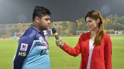 উইকেটের মাঝে দৌড়োনোর নতুন কায়দা আবিস্কার করলেন আজম খান, মুহুর্তে ভাইরাল হল ভিডিও