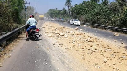 ടിപ്പറിന്റെ ഡോര് ലോക്ക് തകരാറിലായി: പാറയും, മണ്ണും റോഡിലേക്ക് തെറിച്ചുവീണു, കേസെടുത്ത് പൊലീസ്