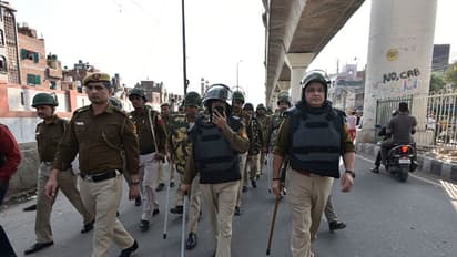 ఢిల్లీలో అల్లర్లు, లూటీలు: ట్రంప్ స్వాగతానికి అమిత్ షా దూరం