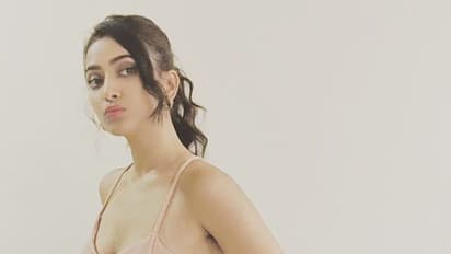 భర్తకి విడాకులిచ్చి.. బికినీలో రెచ్చిపోతోన్న 'కొత్తబంగారు లోకం' పిల్ల!