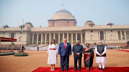 রাষ্ট্রপতি ভবনে ট্রাম্পকে 'গার্ড অব অনার', রাজঘাটে মেলানিয়াকে নিয়ে গেলেন শ্রদ্ধা জানাতে