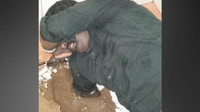 கழிவறை கோப்பையில் கைவிட்டு சிக்கிக்கொண்ட வாலிபர்..! பதறிப்போன உறவினர்கள்..!