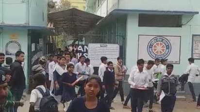 মোবাইলে প্রশ্নপত্রের 'ছবি তোলার চেষ্টা', হাতেনাতে ধরা পড়ল তিন মাধ্যমিক পরীক্ষার্থী