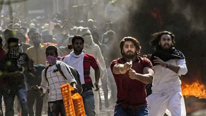 సీఏఏ అల్లర్లు: నిరసనకారులపై కాల్పులు.. అడ్డొచ్చిన పోలీస్కు తుపాకీ గురిపెట్టి