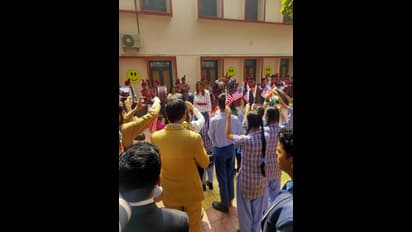 ಮಕ್ಕಳೊಂದಿಗೆ ಮಗುವಾದ ಅಮೆರಿಕಾದ ಪ್ರಥಮ ಮಹಿಳೆ ಮೆಲಾನಿಯಾ ಟ್ರಂಪ್!