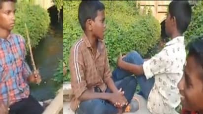 തോട്ടിൻ വക്കത്ത് നാടൻ പാട്ടുമായി കുട്ടികൂട്ടം; ഏറ്റെടുത്ത് സോഷ്യൽ മീഡിയ- വീഡിയോ