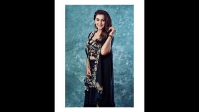 கண்ணை கவரும் பப்பாளி போல் பளபளக்கும் உடையில்... கவர்ச்சிக்கு தடை போடாத கொழு கொழு நாயகி நிக்கி கல்ராணி!