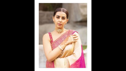 Nikki Galrani latest : சேலையில் கொஞ்சும் நிக்கி கல்ராணி...குடும்ப குத்து விளக்காய் ஜொலிக்கும் தேவதை..