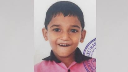 സ്കൂള് ബസില് നിന്നിറങ്ങിയ എല്കെജി വിദ്യാര്ത്ഥി അതേ ബസിനടിയില്പ്പെട്ട് മരിച്ചു