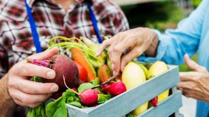 പച്ചക്കറികളും ഫ്രൂട്ട്സും കഴിക്കുമ്പോള് കീടനാശിനിപ്പേടി വരാറുണ്ടോ?