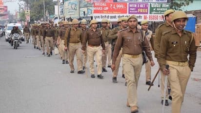 दिल्ली में दंगा, यूपी के इन जिलों में हाई अलर्ट; सीएम ने की समीक्षा