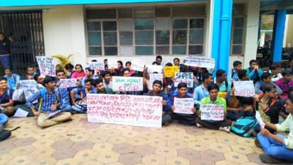 কু প্রস্তাবে রাজি না হওয়ায় বার বার ফেল, অধ্যাপকের বিরুদ্ধে বিক্ষোভ বিদ্যাসাগর বিশ্ববিদ্যালয়ে