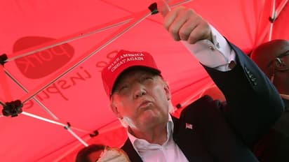 கொரோனா வைரஸால் அச்சம்... தனது முகத்தைக்கூட தொட்டுப்பார்க்க நடுங்கும் ட்ரம்ப்..!