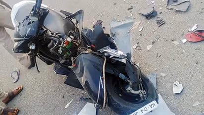 லாரியில் மோதி சுக்குநூறாக நொறுங்கிய பைக்..! தூக்கி வீசப்பட்டு வாலிபர்கள் பரிதாப பலி..!