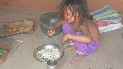 शर्मनाक तस्वीर: इस बच्ची को नहीं मालूम कि दाल-सब्जी का स्वाद कैसा होता होगा..एक साल से नहीं चखा कुछ भी अच्छा
