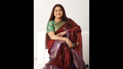 பிரதமர் மோடியை சீண்டிய நடிகை குஷ்பூ.! விளக்கு வைக்கிறேன்,லைட் அடிக்கிறேன்னு மக்கள் வெளியில் வராதீர்கள்.!!