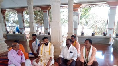 ಕನಸಿನಲ್ಲಿ ಬಂದು ಭೇಟಿಯಾಗುವಂತೆ ಸೂಚನೆ: ಮಾತೆ ಮಾಣಿಕೇಶ್ವರಿ ಆಶೀರ್ವಾದ ಪಡೆದ ಶ್ರೀರಾಮುಲು