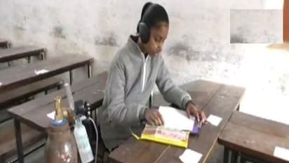 തോല്ക്കാന് മനസില്ല; ഓക്സിജന് സിലിണ്ടറുമായി സഫിയ പരീക്ഷയെഴുതി