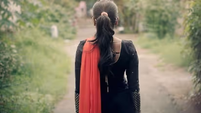 రోడ్డు మీద పోకిరీల వేధింపులు.. ఎవరికి చెప్పుకోవాలో తెలీక..