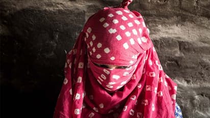 ஊரடங்கு நேரத்தில் பள்ளிக்கூட வளாகத்தில் 40 வயது ஆன்ட்டி நாசம்..!! வெறிகொண்டு அனுபவித்த 3 பேர் கைது..!!