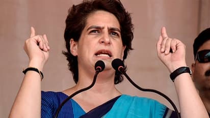 प्रियंका  ने 'आग्रह' से खेला योगी से सियासी दांव