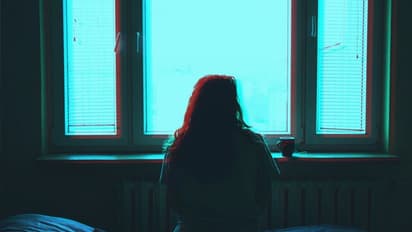 வாடிக்கையாளர்கள் முன் சுய இன்பத்தில் ஈடுபட்ட இளம் பெண்..!! பர்னிச்சர் கடையில் நடந்த ஒழுங்கீனம்..!!