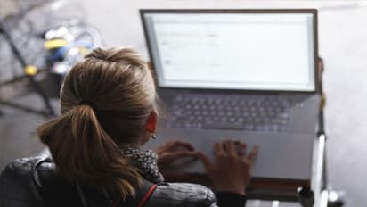 కరోనా వేళ ఆన్ లైన్ క్లాసులు.. నగ్నంగా వీడియో ముందుకొచ్చి..