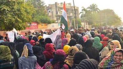 अलीगढ़ में प्रदर्शनकारियों ने लगाए पाकिस्तान जिंदाबाद के नारे,100 से अधिक के खिलाफ कार्रवाई