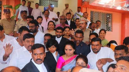 నాంపల్లి కోర్టు ముందు హాజరైన కవిత