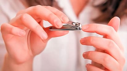 இரவு நேரத்தில் ஏன் நகம் வெட்டக்கூடாது? குறிப்பாக இந்த நாளில் நகம் வெட்டுறது தான் அதிர்ஷ்டம்? 