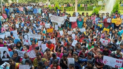 ছাত্রীর শ্লীলতাহানিতে অভিযুক্ত অধ্যাপকে ছুটি, আন্দোলনকে বেআইনি বললেন উপাচার্য