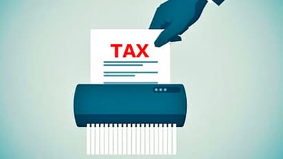 'അതിസമ്പന്നരില്‍ നിന്ന് അധിക നികുതിയെന്ന് റിപ്പോര്‍ട്ട്': മൂന്ന് ഉദ്യോഗസ്ഥര്‍ക്കെതിരെ കുറ്റപത്രം