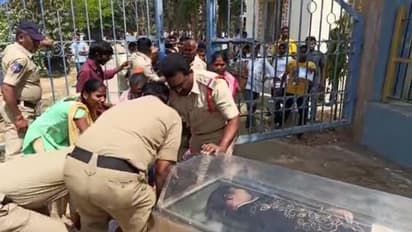 బిడ్డ ఆత్మహత్య: శోకంలో ఉన్న తండ్రిపై పోలీసు దాష్టీకం (ఫొటోలు)